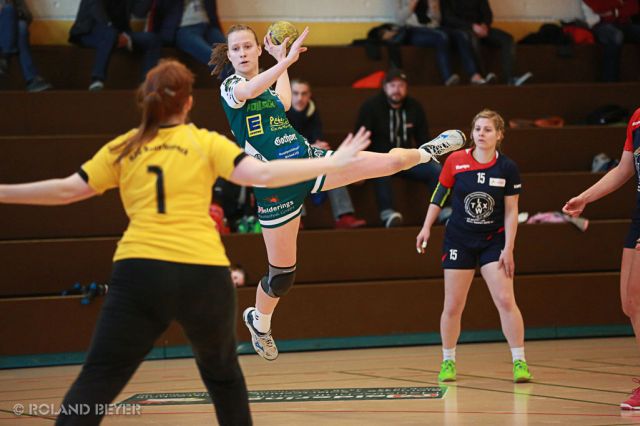 Eine junge Handballerin kommt von der Außenposition frei zum Wurf